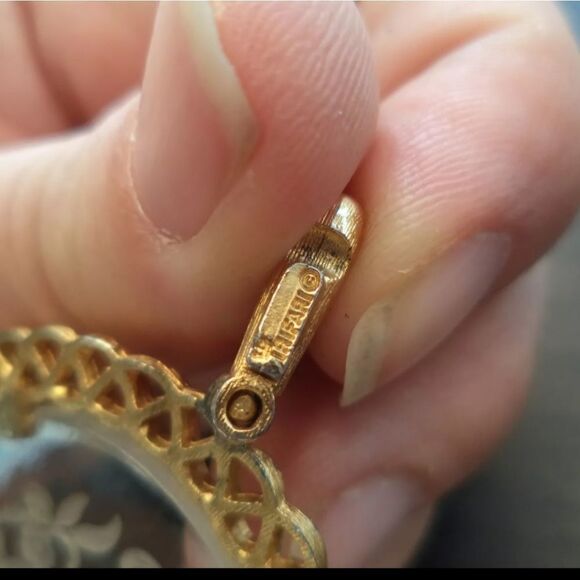 VINTAGE SIGNED CROWN TRIFARI REVERSE CUT GLASS RAM 2 3/8" PENDANT ONLY - Picture 3 of 4